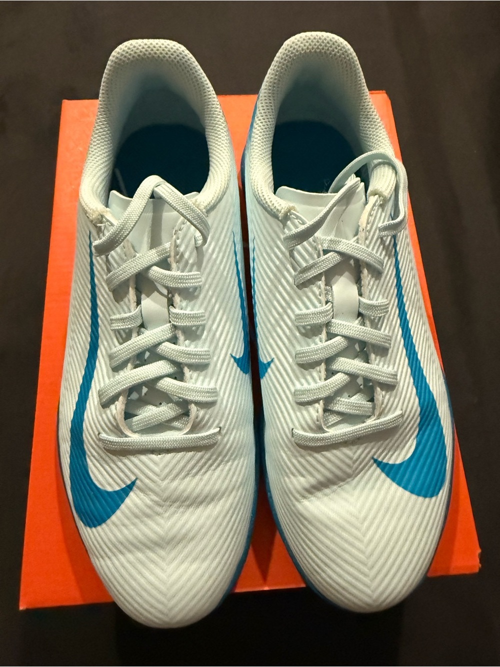 Nike kids  White/Blue Athletic Soccer Cleats 4Y/36 EUR